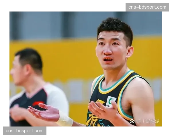 突发：广厦队核心孙铭徽在无对抗情况下受伤，被搀扶离场