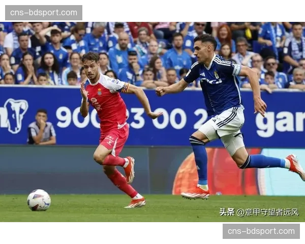 特写：39岁的老将夸利亚雷拉在替补席上为萨勒尼塔纳的进球振臂高呼